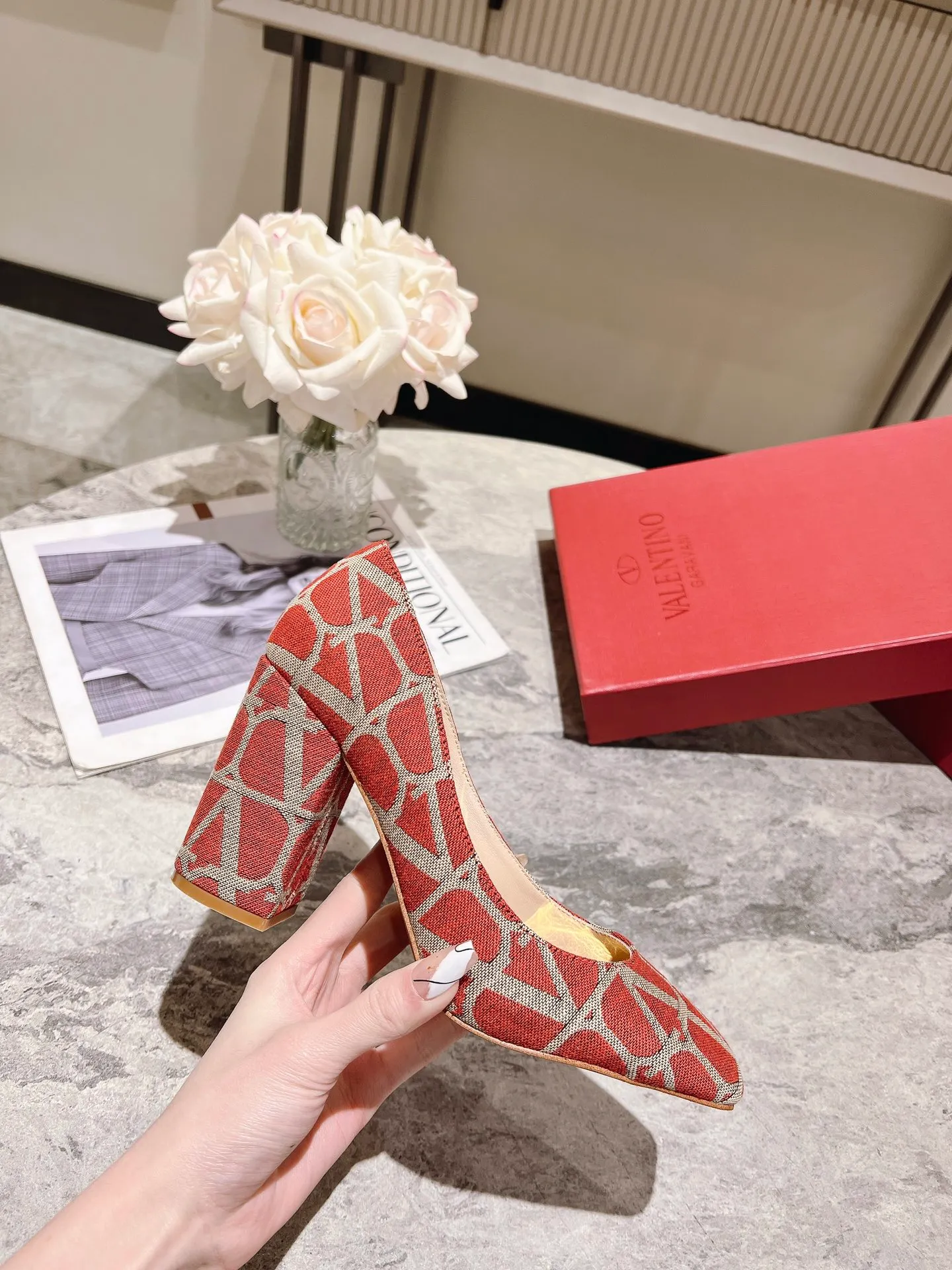 👟👟Ex-factory price 440👟👟 Genuine leather sole +40 Top version 𝑉𝐴𝐿𝐸𝑁𝑇𝐼𝑁𝑂 Valentino new spring and summer women's 5⃣️ color spring shoes. The unique [V logo fabric print pattern] brings out a full sense of high-end, and the new season will live up to expectations! Worth buying★Absolutely high-grade❥Original method, Absolutely sensual❥Elegant style, creating a different feeling, simple and elegant style!  Code number: 35-41 (34-42 customized) Fabric: Fabric printed cloth Lining: Sheepskin lining Heel height: 6cm～8.5cm2⃣️ options Leather outsole Rubber outsole